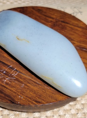 新疆的猫C123103 202克玉质油润均匀墨点舒适长条形青花把件籽