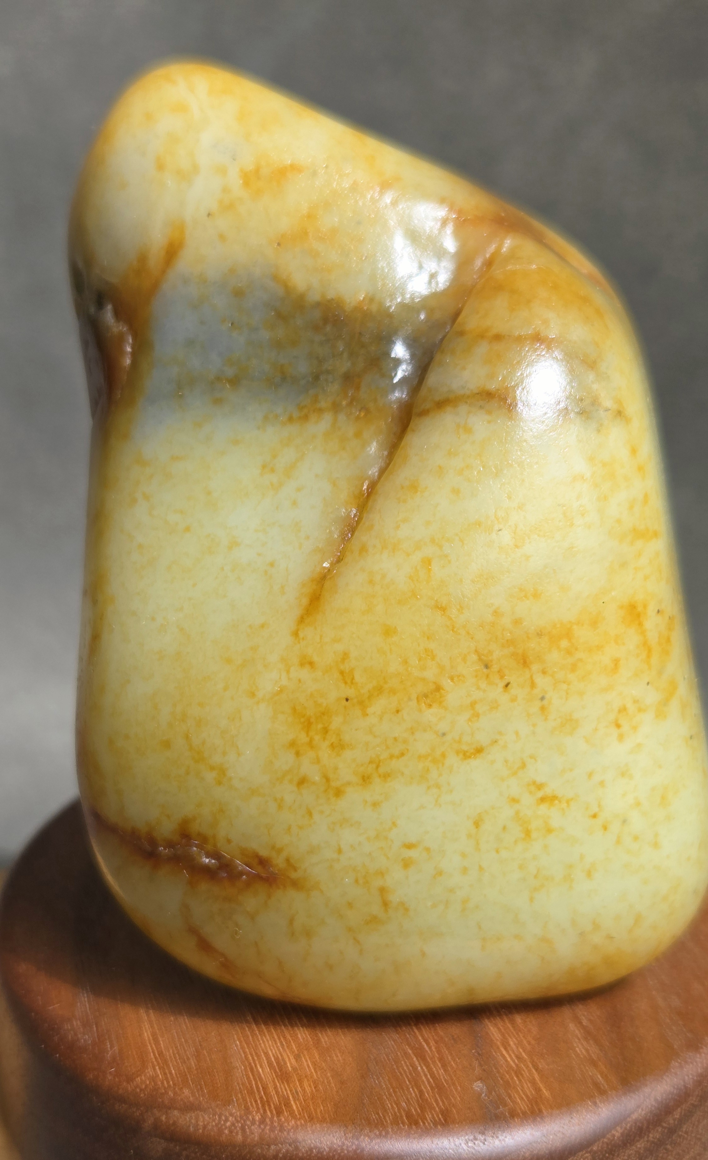 新疆的猫W091804 277.11克聚艳红墨白玉底天然冒油灯泡料手把籽