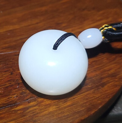 YQ012006 新疆的猫24.2克高白高油脂感细润俄籽料羊脂白玉面包扣