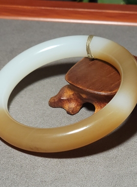 L122306 47.2克，内径53.5mm油性佳且末羊脂白玉带糖圆条手镯