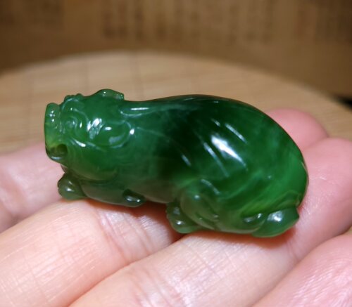 zg031301 新疆的猫21.2克精品宝光湛然的老坑碧玉猫眼貔貅雕件