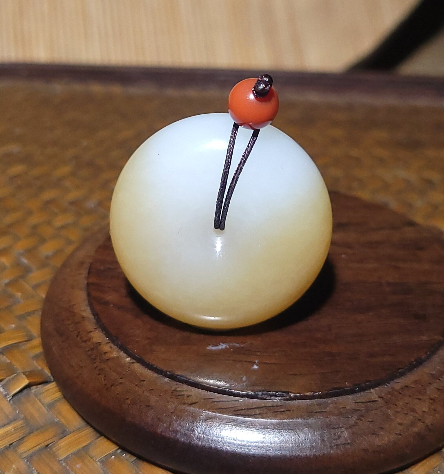 YQ021003新疆的猫19.2克局部带蜜糖色油润细腻和田玉糖白玉平安扣