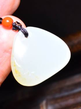 新疆的猫5.0克，挂洒金皮熟润的白玉籽料苏工平安锁挂件SBH139