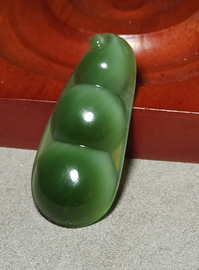 新疆的猫L120405 11.2克，精品宝光湛然的老坑碧玉猫眼豆角雕件