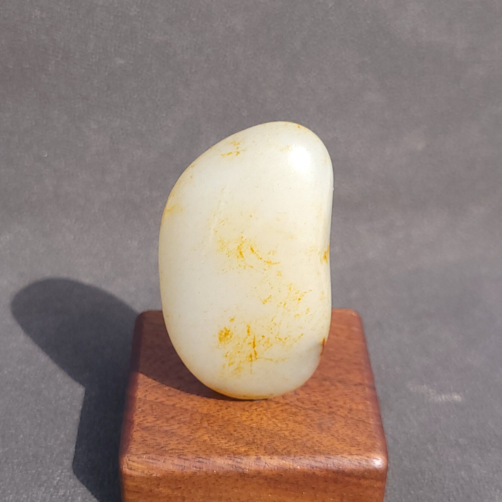 C031901新疆的猫58克美艳亮眼完整老熟带洒金皮白玉玩籽