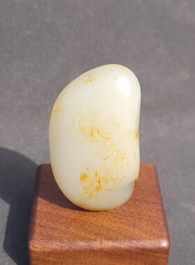 C031901新疆的猫58克美艳亮眼完整老熟带洒金皮白玉玩籽