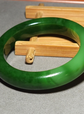 L122605 64.0克，内径54mm肉质细腻颜色鲜艳的老坑碧玉夹层料手镯