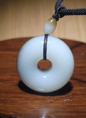 YQ020203新疆的猫32.9克油脂感强烈且末羊脂白玉面包圈挂件和田玉