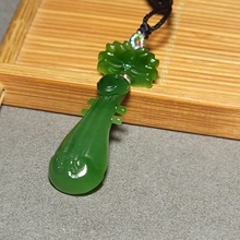 新疆的猫L112204 5.6克肉质细腻色调鲜艳老坑白加绿碧玉琵琶挂坠