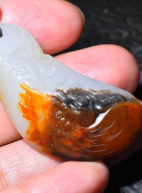 新疆的猫JJ010516 16.4克含绳艳红皮俏色白玉籽料生肖鸡挂件