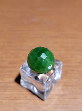 新疆的猫C090301 4.4克，14mm玉质油润颜色老绿老工艺碧玉转运珠