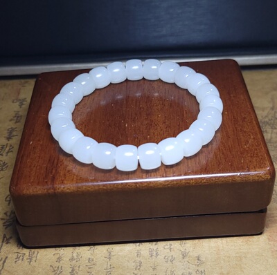 Z040101 新疆的猫32.9克，细润如脂天然冒油“油膏料”羊脂玉手串