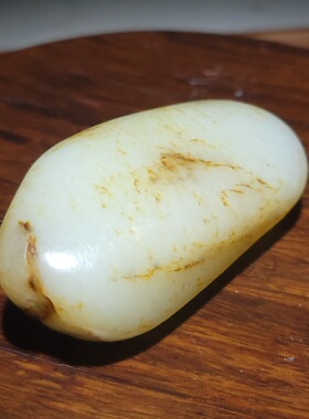 新疆的猫YQ111306 86.1克油润细腻的洒金皮聚红皮白玉牌型把件籽