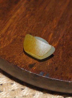 新疆的猫YQ112608 2.3克适合做挂件的金红皮高青白玉籽料小元宝