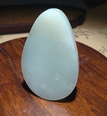 新疆的猫YQ121802 60.5克一侧留皮肉质细腻随形高青白籽无事牌