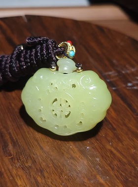 新疆的猫YQ111504 18.1克肉质细腻造型精致且末黄口镂空香囊挂坠