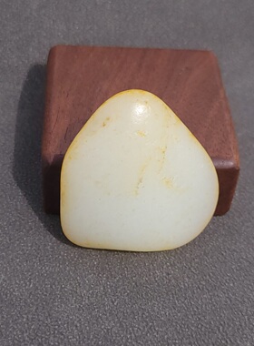 C031302新疆的猫30克洒金皮亮白色天然牌子形白玉玩籽