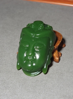 新疆的猫L080504 61.3克，肉质纯净细腻的老坑菠菜绿碧玉观音雕件