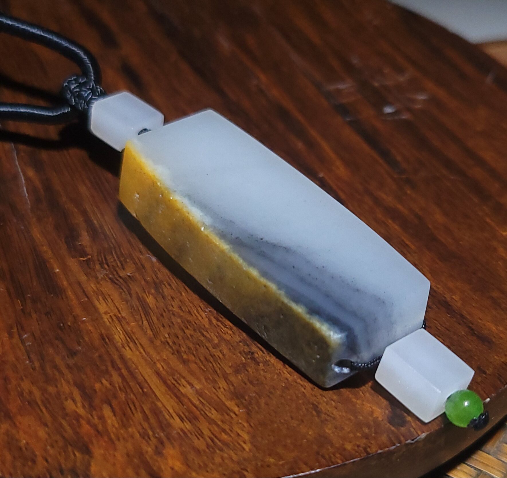 新疆的猫YQ111508 31.8克黑白分明油油糯糯带黄皮青花籽料挂坠