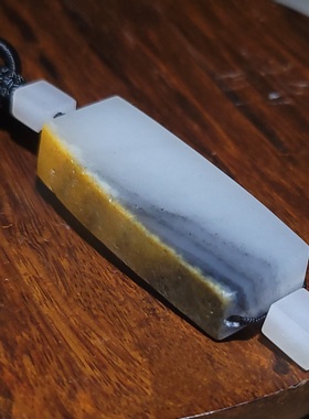 新疆的猫YQ111508 31.8克黑白分明油油糯糯带黄皮青花籽料挂坠