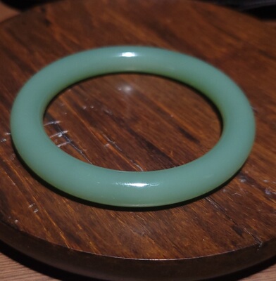 YQ101007 38.7克，内径54mm老坑粉青碧玉圆条手镯， 新疆的猫