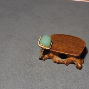 新疆的猫L080703 4.8克肉质细冰润玻璃底粉青荧光碧玉金镶玉戒指