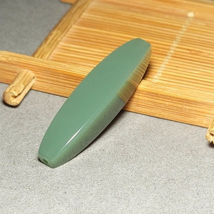 L011301 新疆的猫13.9克肉质细腻脂粉度极高鸭蛋青碧玉勒子和田玉