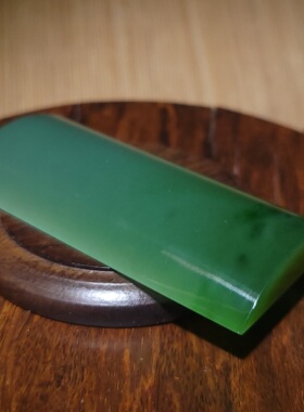 YQ021101 新疆的猫62.1克精品色调均匀靓丽的老坑俄料碧玉平安牌