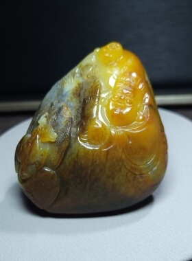 Z032605新疆的猫136.8克老熟细腻油糯白玉黄沁皮籽料财神苏工把件