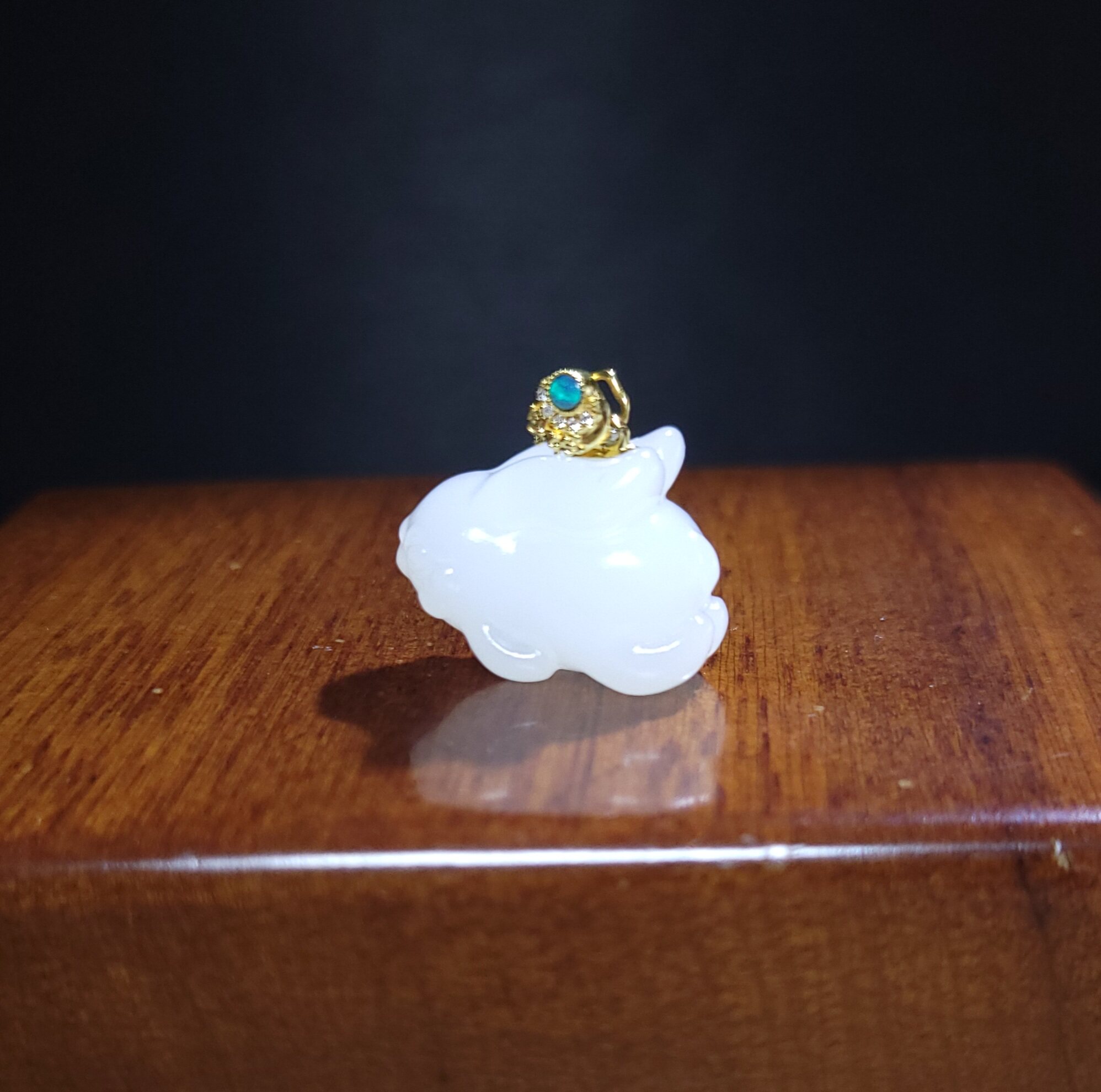 Z033103新疆的猫6.3克“细如膏润如脂”黑山三高羊脂白金镶玉飞兔