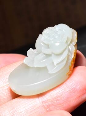SBH377新疆的猫12.9克艳红皮高青白玉籽料海派精工荷花和田玉