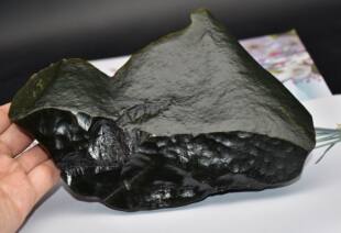 新疆的猫/1.38公斤，策勒黑青戈壁玉天然山子摆件B409