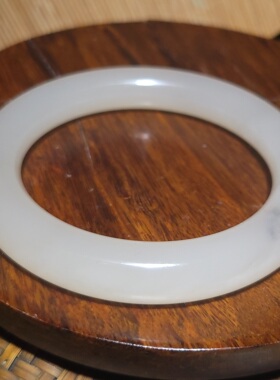 YQ031706新疆的猫67.3克内径58mm质感温润和田玉藕粉玉圆条手镯