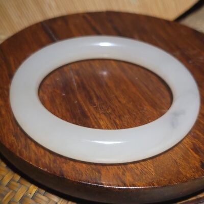 YQ031706新疆的猫67.3克内径58mm质感温润和田玉藕粉玉圆条手镯