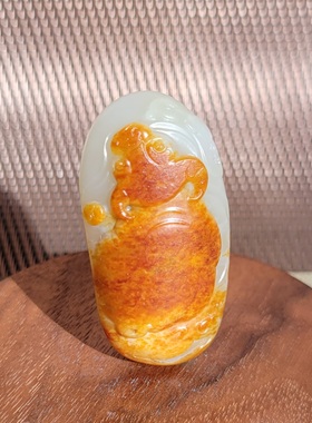 新疆的猫C121001 29.6克，超熟糯油润惊艳绝美的红沁皮巧雕牛挂件