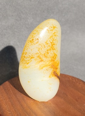 C010804新疆的猫 36.4克油呼呼滑腻腻的天然好型白玉玩籽和田玉