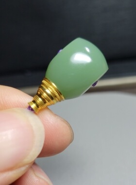 新疆的猫Z010503 4.8克，顶细油亮冰润纯美俄碧粉青苏工金配三通