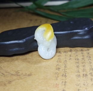 Z041501 新疆的猫5.5特细无结构熟润天然黄沁皮羊脂白玉籽苏工蛇