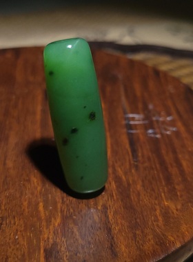 新疆的猫YQ112607 18.3克油润细腻色调靓丽俄料阳绿碧玉勒子