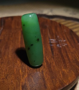 新疆的猫YQ112607 18.3克油润细腻色调靓丽俄料阳绿碧玉勒子