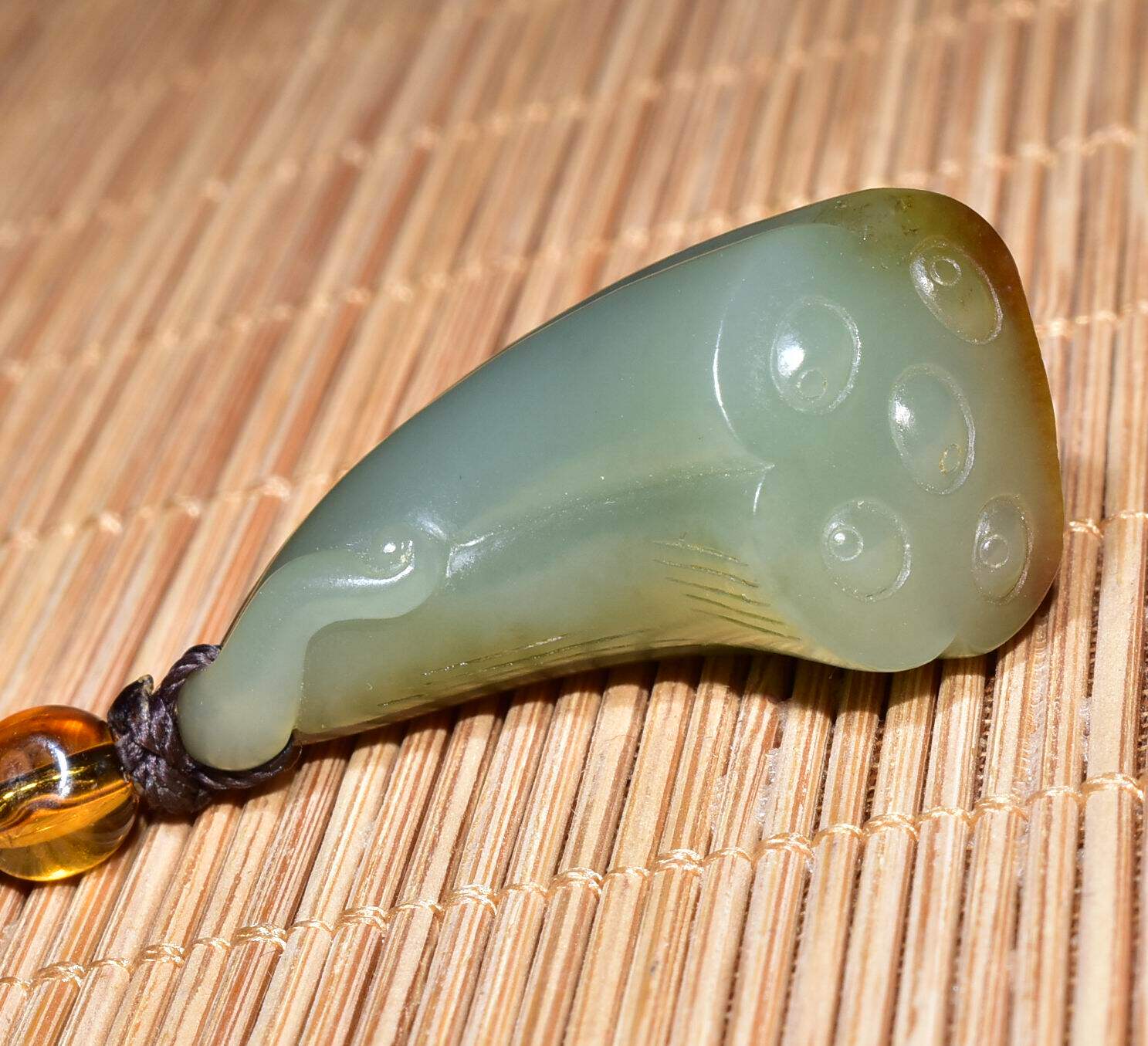 新疆的猫 13.9克（含绳），特细特油红皮青玉籽料莲蓬YYX06
