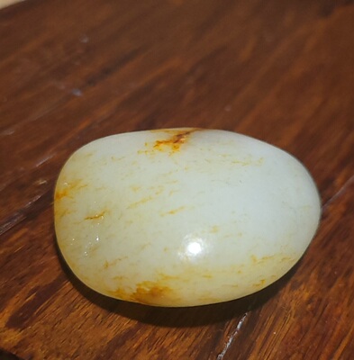 YQ032605 新疆的猫46.7克好型细糯洒金皮玉质细腻和田玉白玉籽料