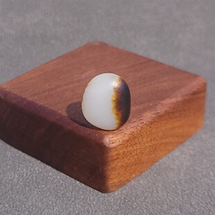 C030504新疆的猫2.6克黑油皮老熟厚重圆润饱满的羊脂白玉戒面籽