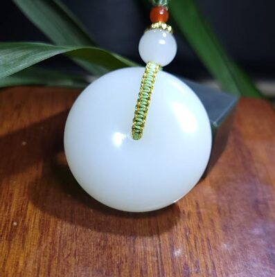 Z031005 新疆的猫23.3克顶品近无结构极油糯老俄料羊脂白玉平安扣