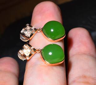 猫4.4克脂粉度高油苹果绿碧玉18K金镶玉耳钉 JJ032502新疆