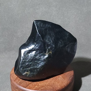 C012603新疆的猫173.5克纯天然微带土沁皮策勒黑青戈壁料和田玉