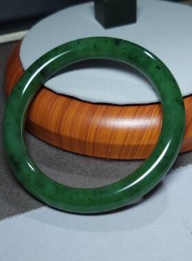 Z011902 新疆的猫38.1克R55.5细润油亮颜色均匀俄料碧玉典雅手镯