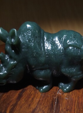 YQ022702新疆的猫189.7克玉质感强烈颜色老气的且末青玉犀牛摆件