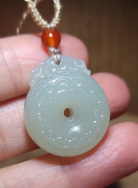 新疆的猫zg102304 12.9克含绳，超级油润晴水和田玉仿古挂坠