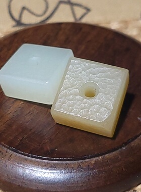 YQ026 11.2克，和田玉一对且末黄糖玉+青白玉方壁璧新疆的猫